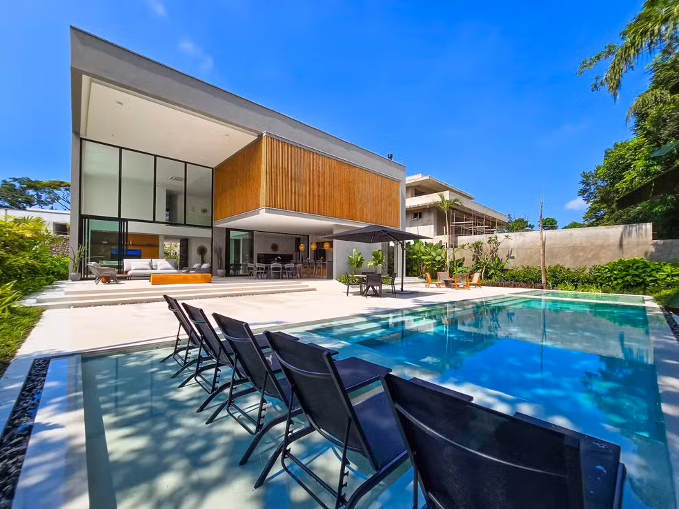 Casa com revestimentos de madeira termotratada da Neobambu Inc. na Riviera de São Lourenço