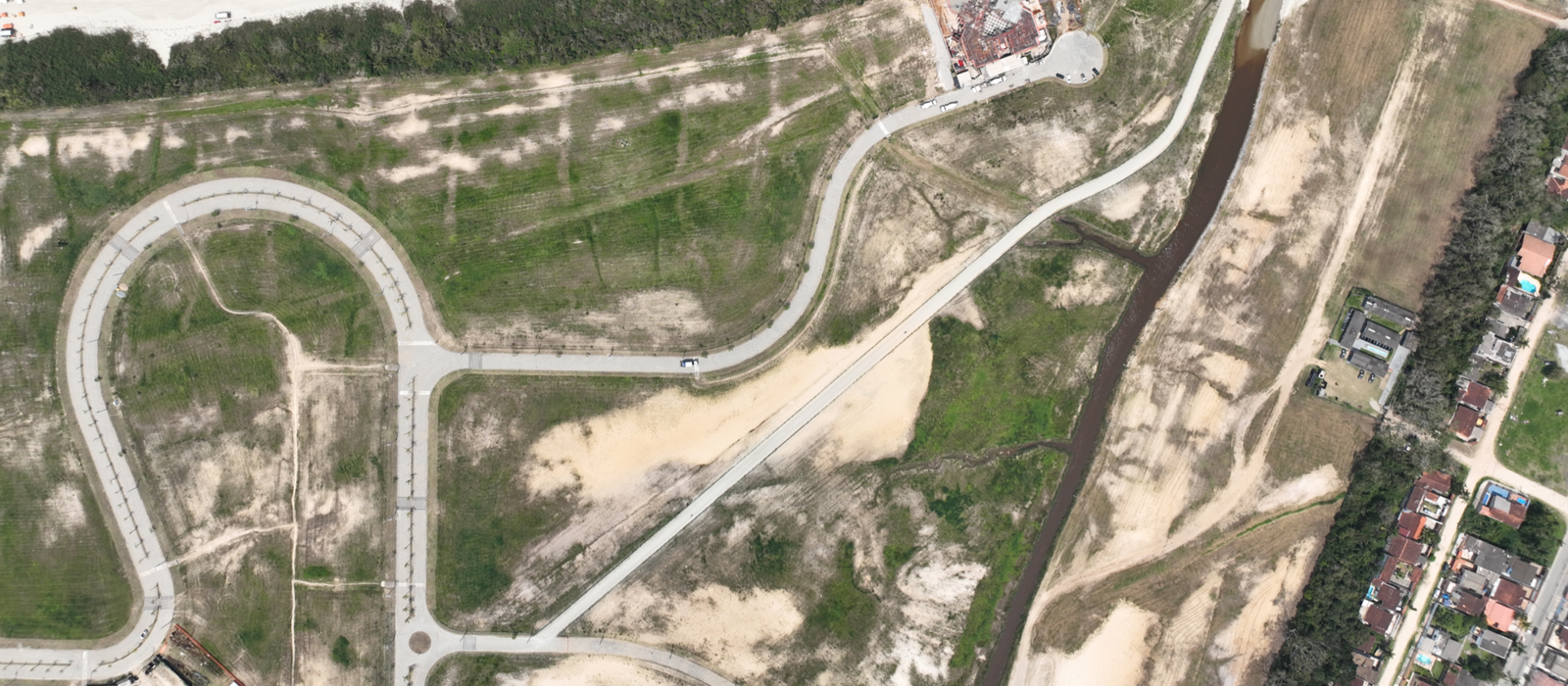 Vista aérea da região do Módulo 09 — Veleiros, com o canal e as vias em implantação, na Riviera de São Lourenço
